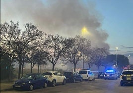 El humo tóxico sale de la nave incendiada.