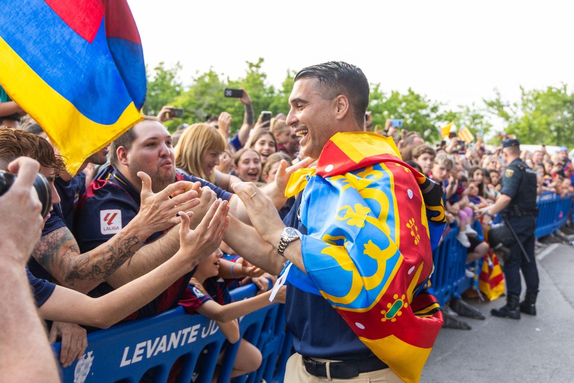 La rúa de celebración del ascenso del Levante, en imágenes