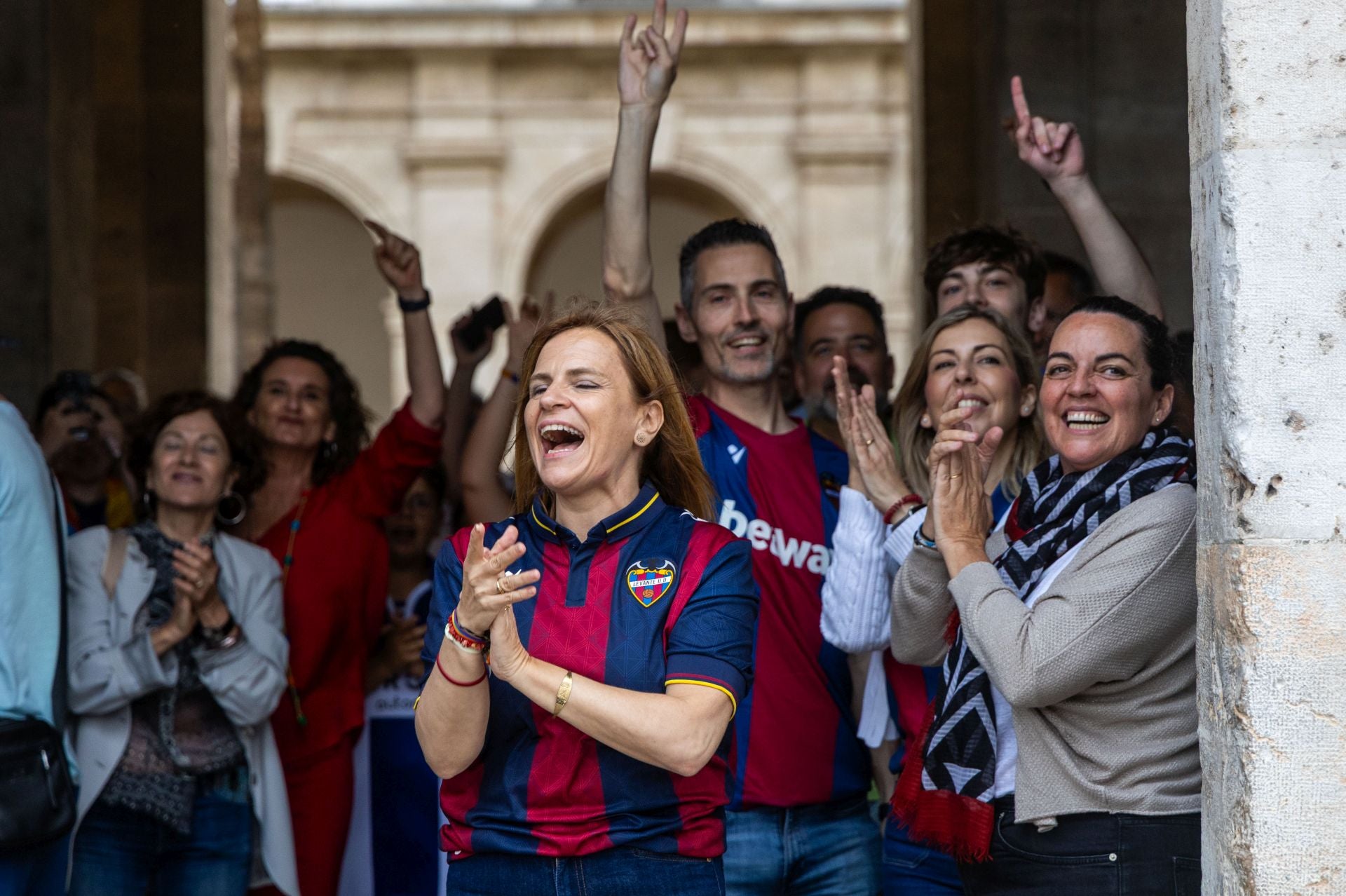 La rúa de celebración del ascenso del Levante, en imágenes