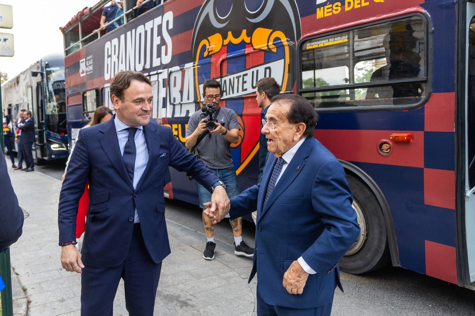 La rúa de celebración del ascenso del Levante, en imágenes