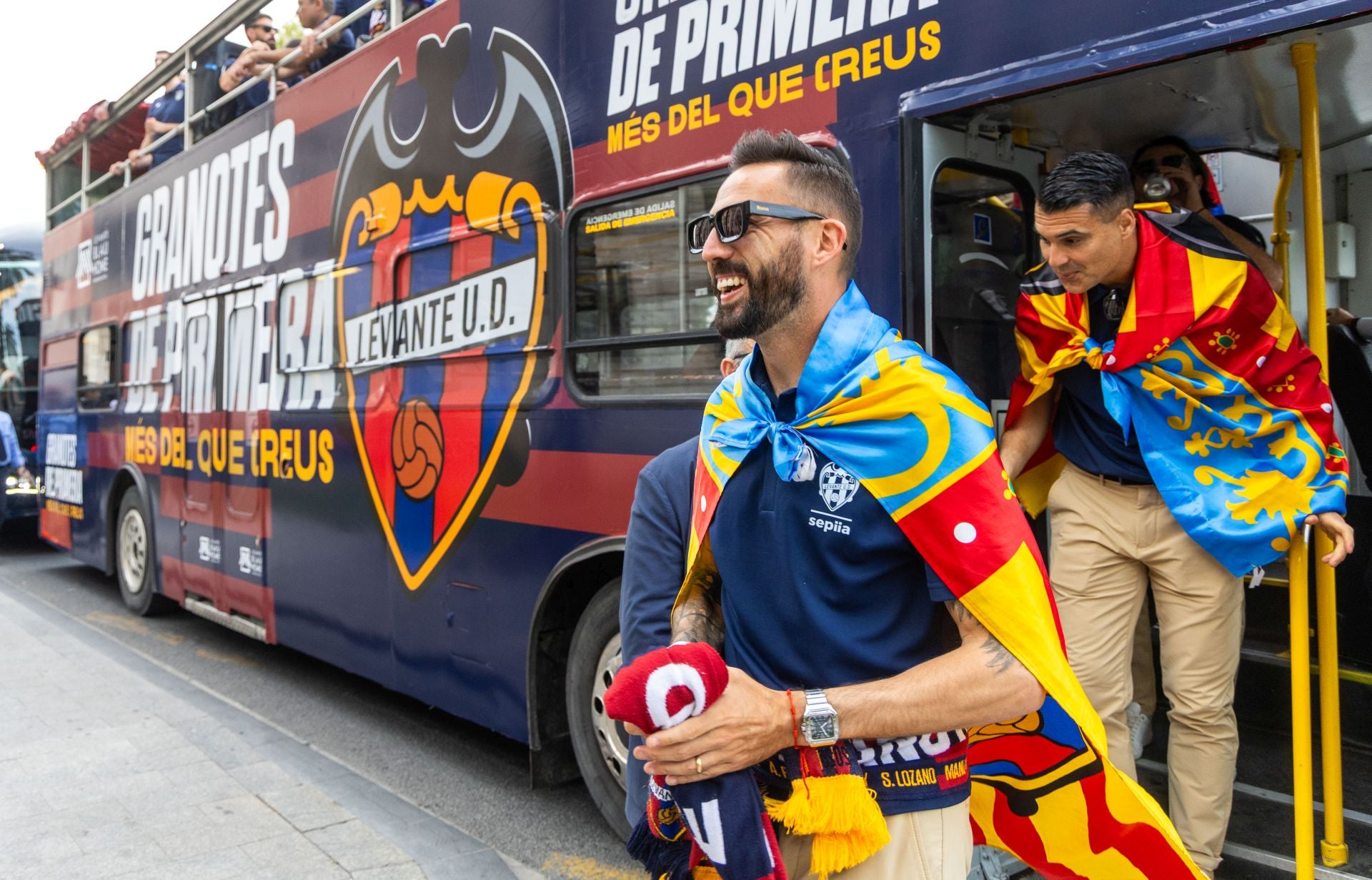 La rúa de celebración del ascenso del Levante, en imágenes