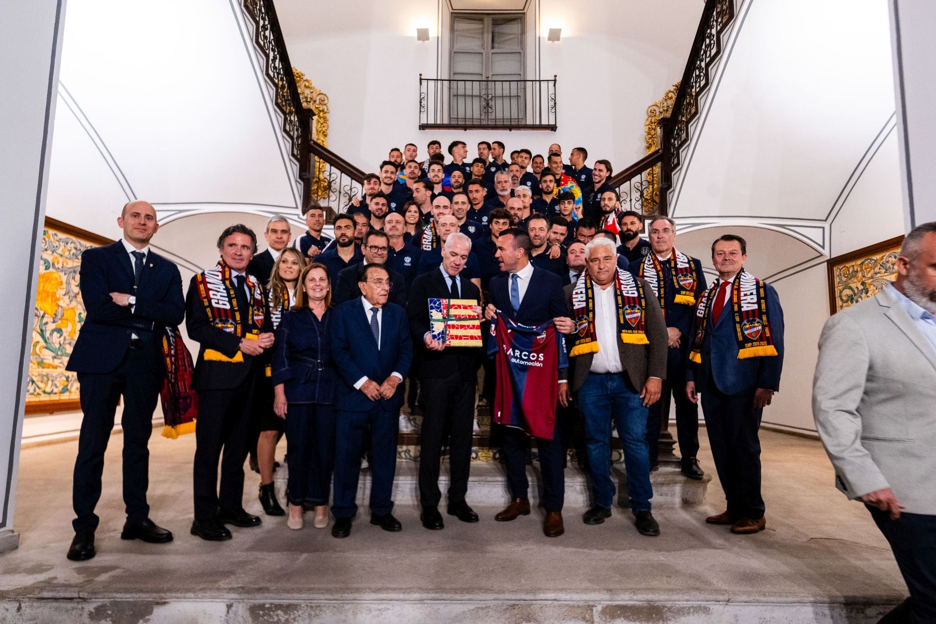 La rúa de celebración del ascenso del Levante, en imágenes