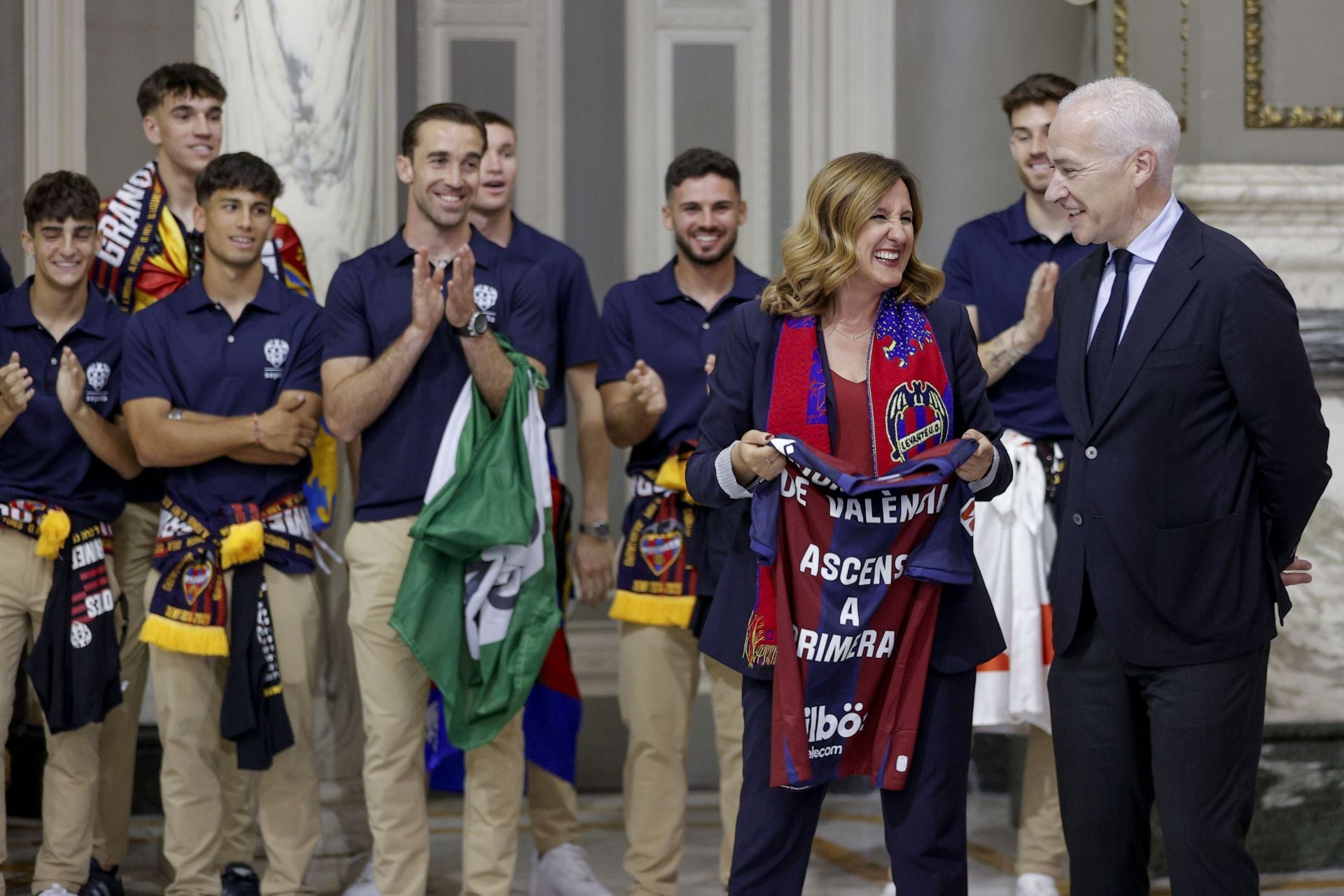 La rúa de celebración del ascenso del Levante, en imágenes