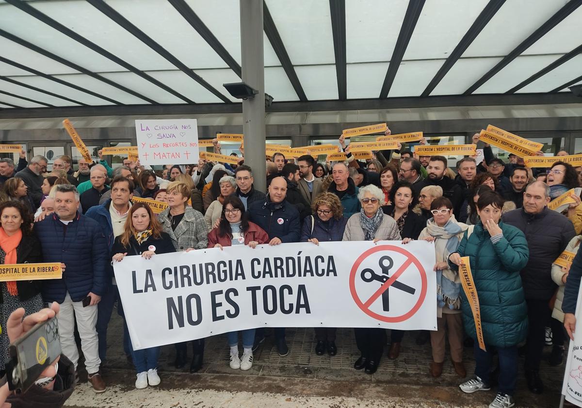 Protesta en el Hospital de la Ribera por el cierre del servicio.