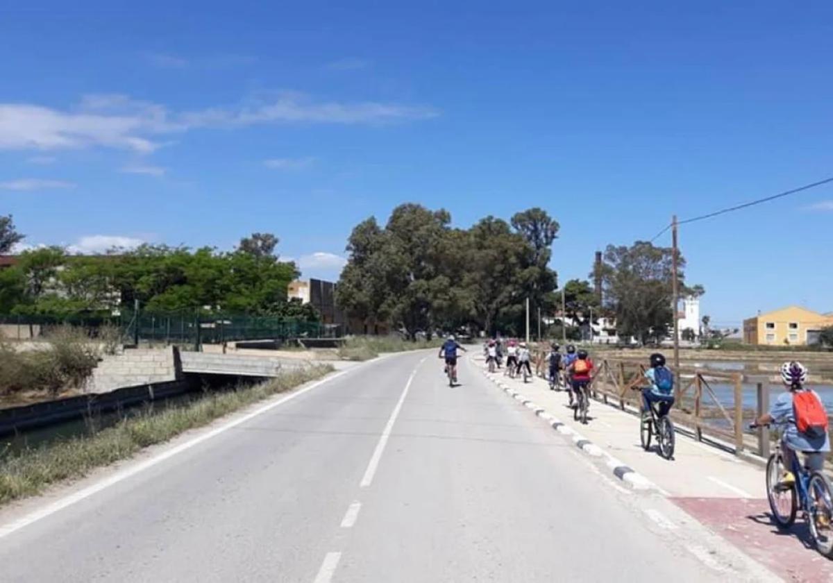 Jóvenes ciclistas pedalean por l'Horta.