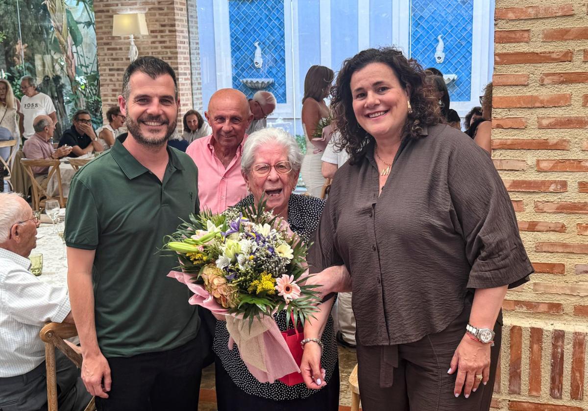 Homenaje a las personas mayores con una comida y reconocimientos especiales