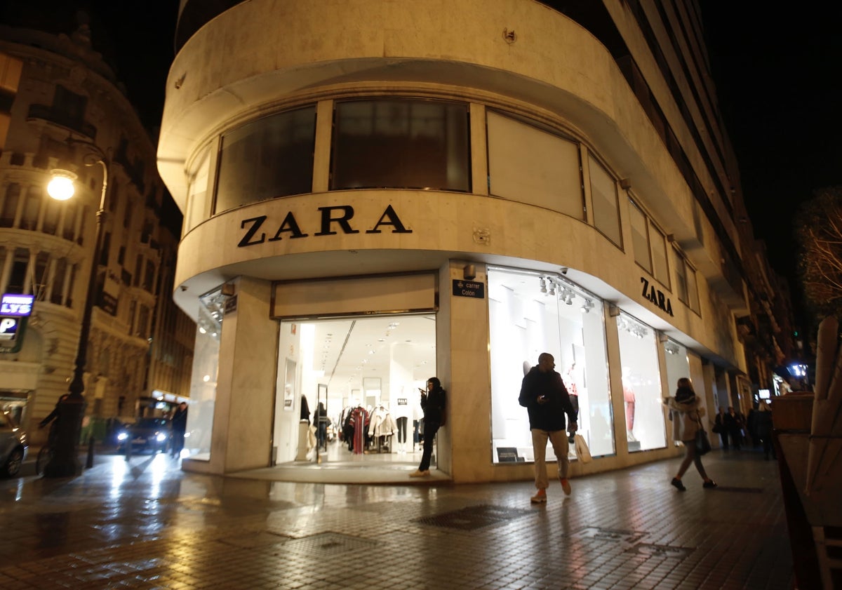 Imagen principal - Zara, cincuenta años en España y cuarenta en Valencia: en la calle Colón empezó todo