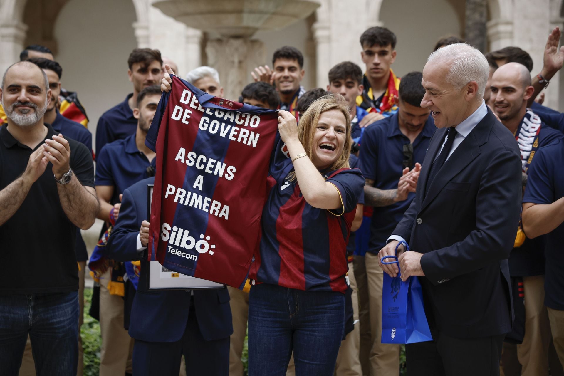 La rúa de celebración del ascenso del Levante, en imágenes