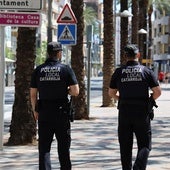 Dos agentes de patriulla en una calle de Catarroja.