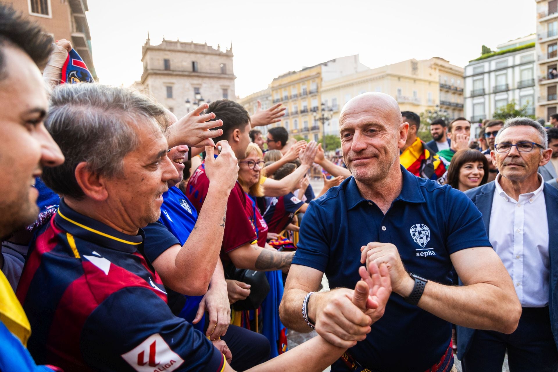 La rúa de celebración del ascenso del Levante, en imágenes