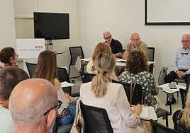 Reunión del concejal de empleo con los trabajadores de Valencia Activa, este lunes.