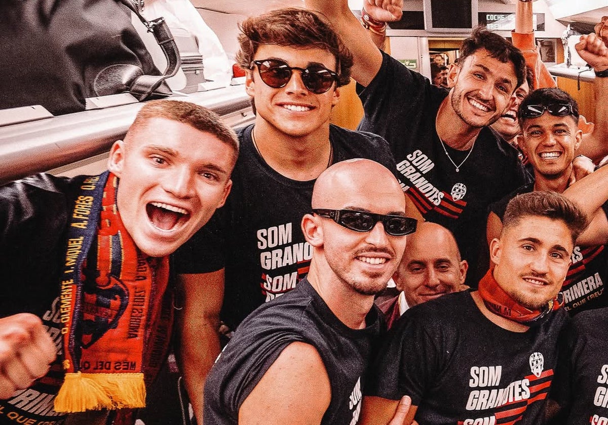 Los jugadores del Levante, celebrando el ascenso en el tren de vuelta a Valencia.