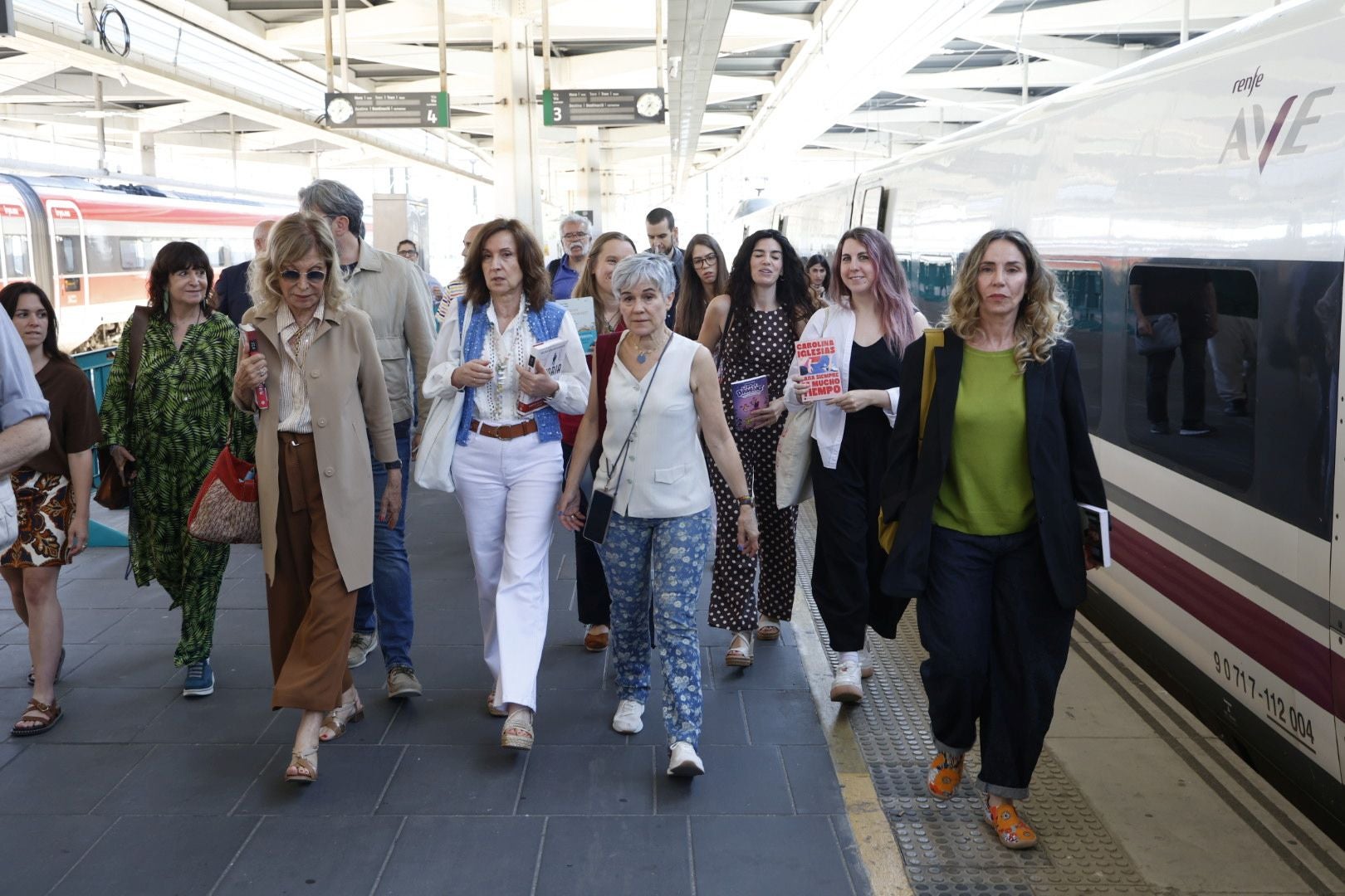 Fotos: El Tren de la Cultura llega a Valencia con Alice Kellen, Máximo Huerta o Blue Jeans