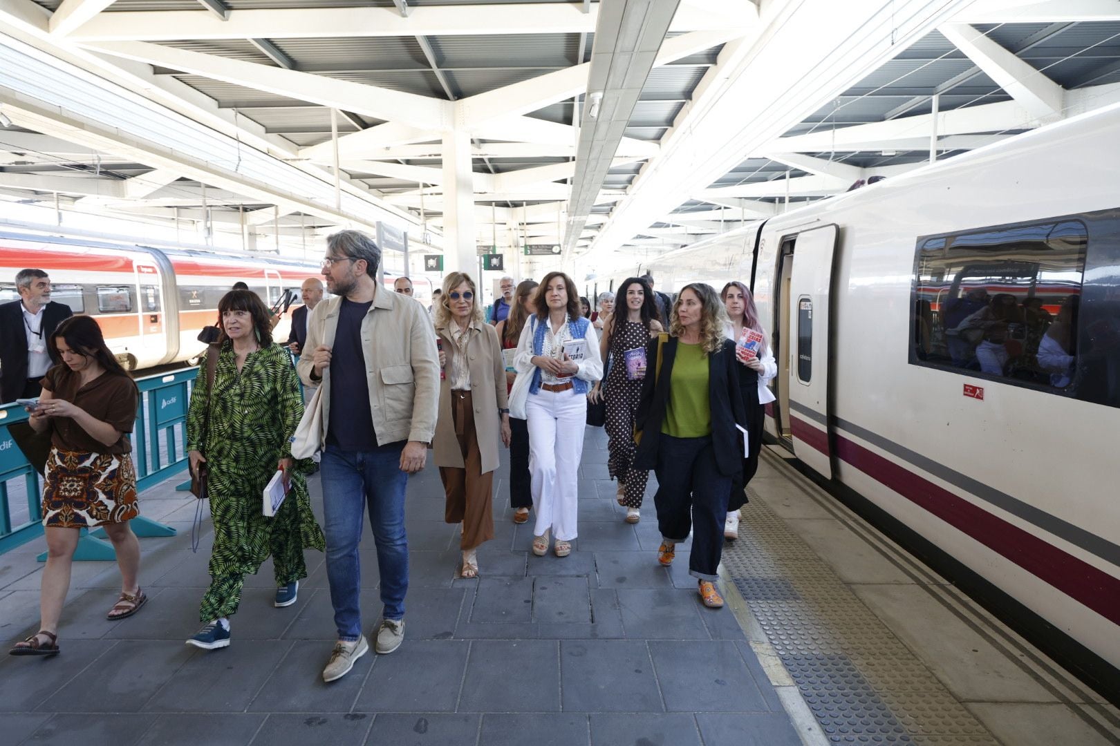 Fotos: El Tren de la Cultura llega a Valencia con Alice Kellen, Máximo Huerta o Blue Jeans