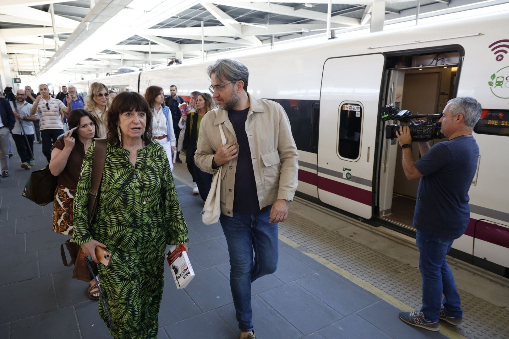 Fotos: El Tren de la Cultura llega a Valencia con Alice Kellen, Máximo Huerta o Blue Jeans