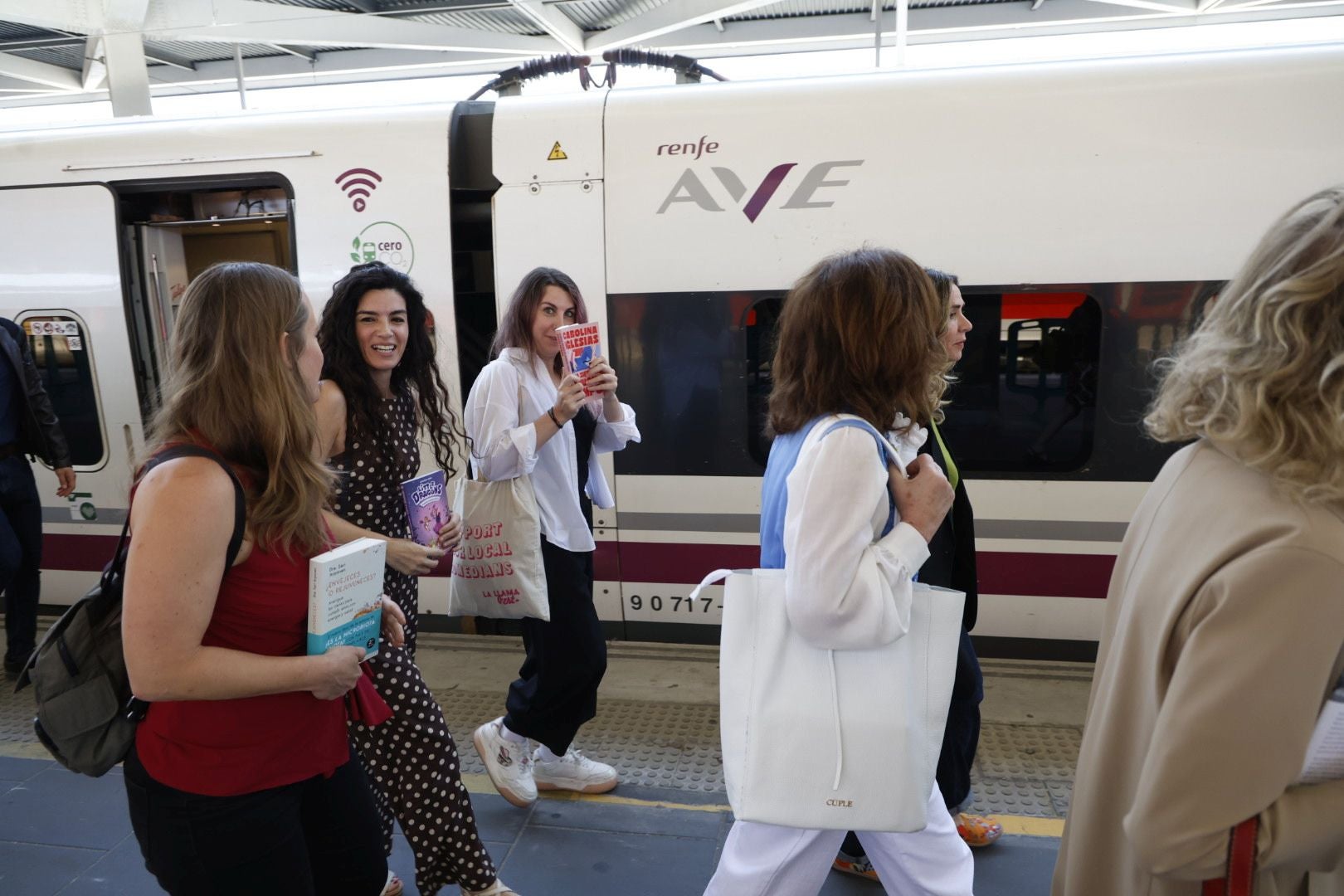 Fotos: El Tren de la Cultura llega a Valencia con Alice Kellen, Máximo Huerta o Blue Jeans