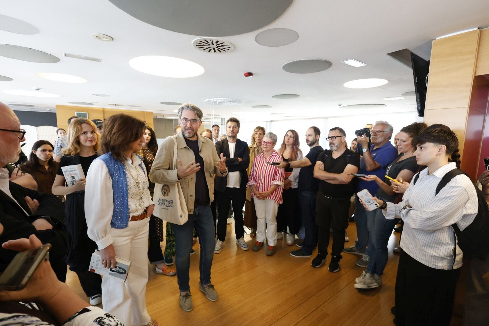Fotos: El Tren de la Cultura llega a Valencia con Alice Kellen, Máximo Huerta o Blue Jeans