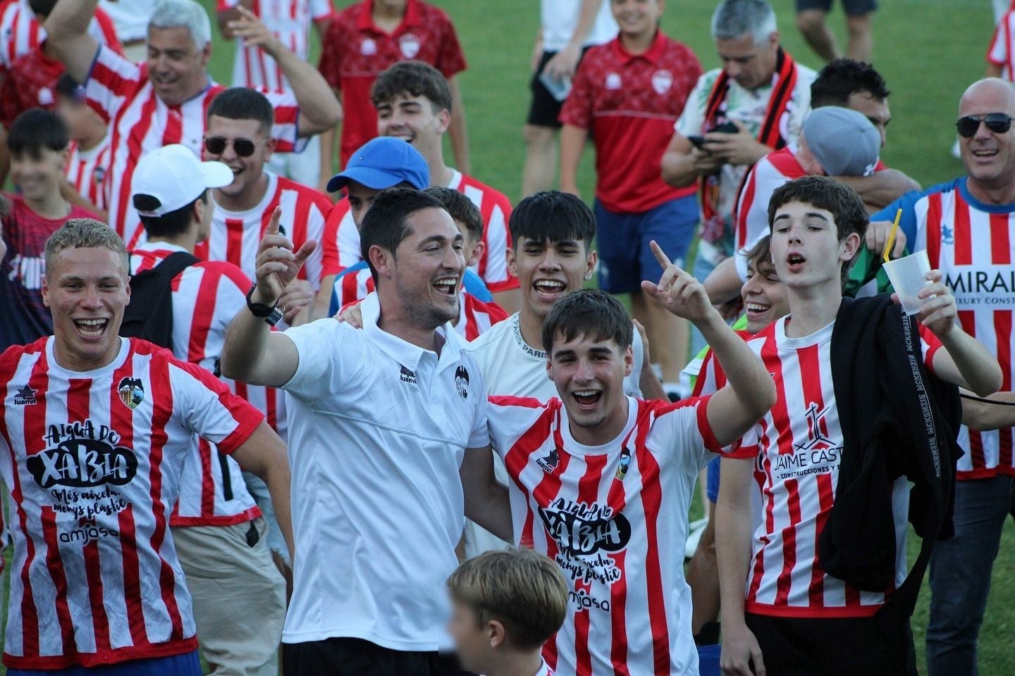 Julio Ivorra celebrando el ascenso junto a jugadores y aficionados.