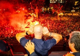 Julián Calero se dirige a la afición en el balcón del Ayuntamiento.