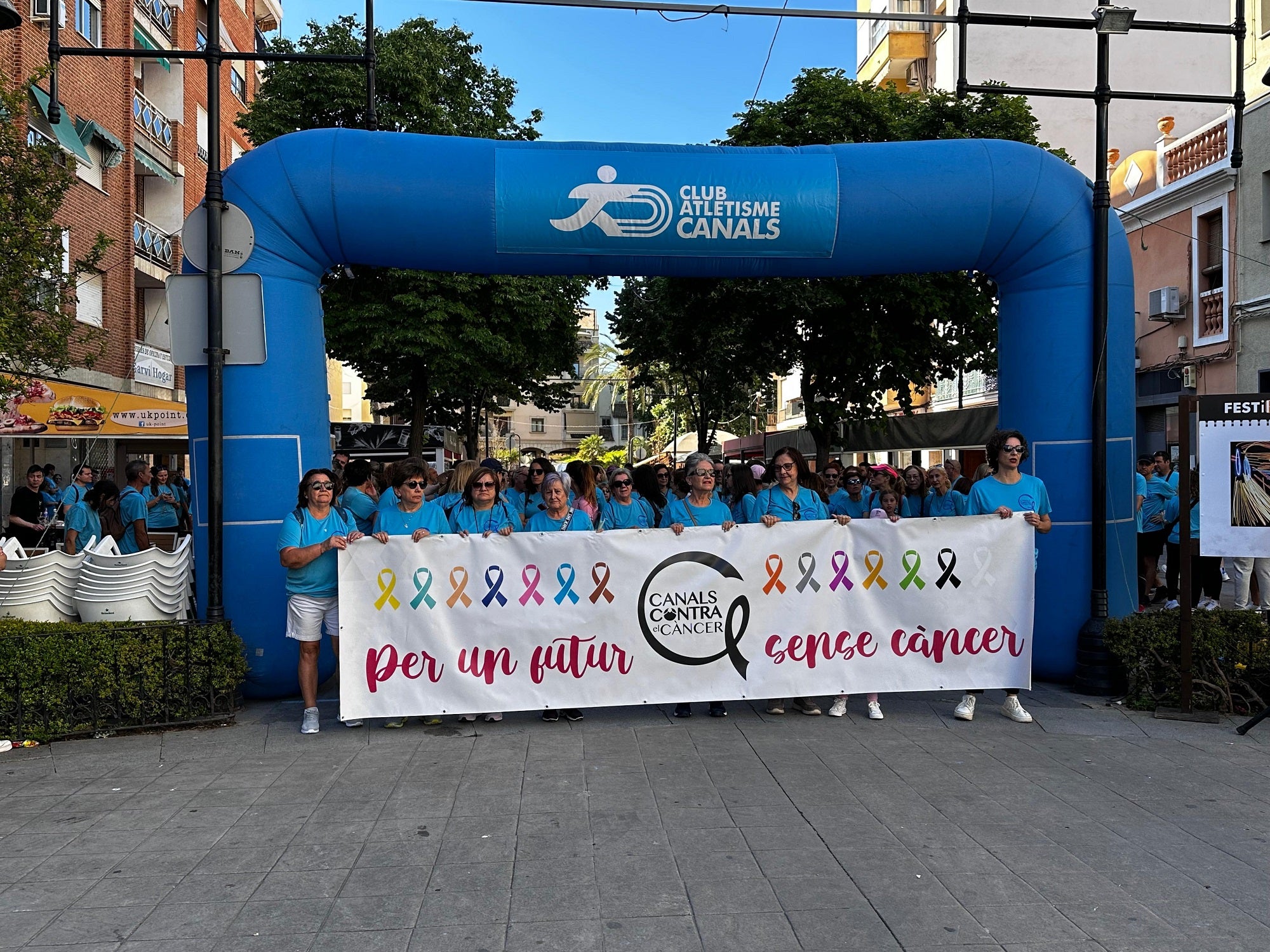 Momento de la salida de la marcha con la pancarta reivindiciativa.