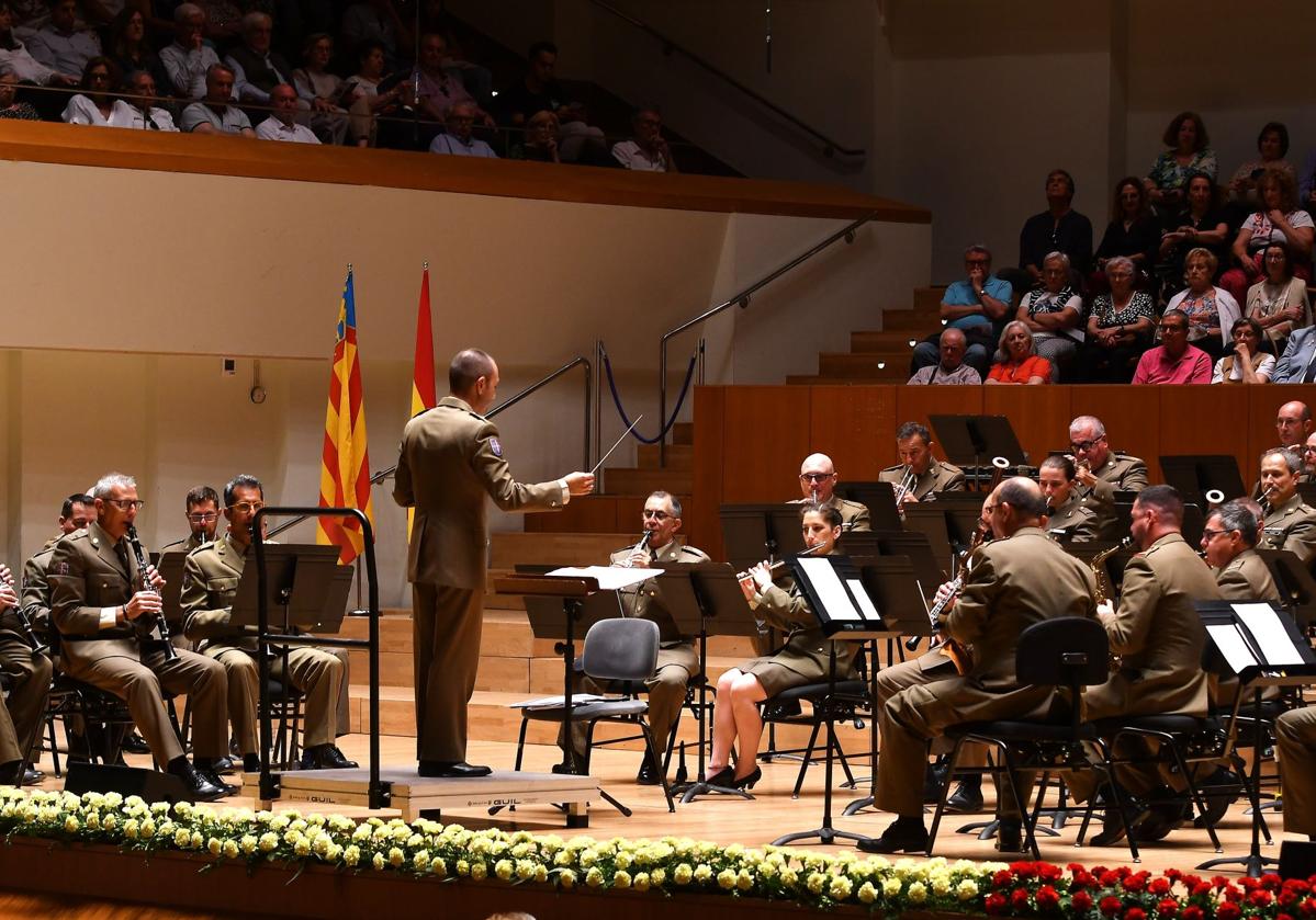 Imagen principal - Imágenes del concierto celebrado este domingo con motivo del Día de las Fuerzas Armadas.