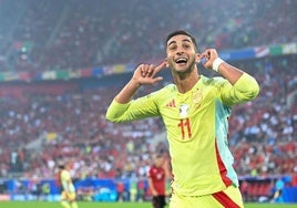 Ferran Torres, al marcar un gol con la selección española.