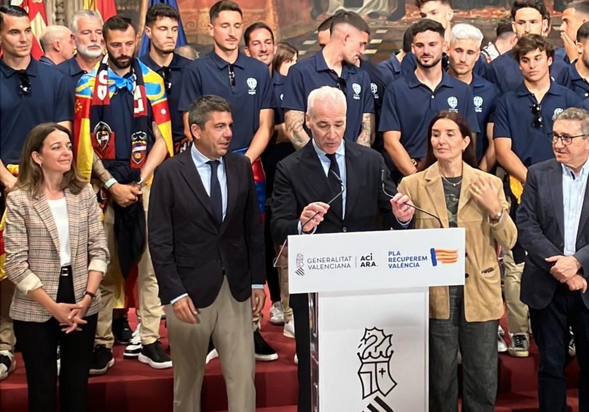 Pablo Sánchez, junto a Carlos Mazón en el Palau de la Generalitat.
