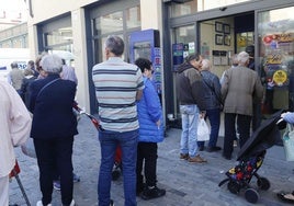 Varios jugadores en una administración de lotería.