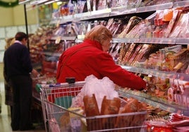Varios clientes miran los productos de un supermercado.