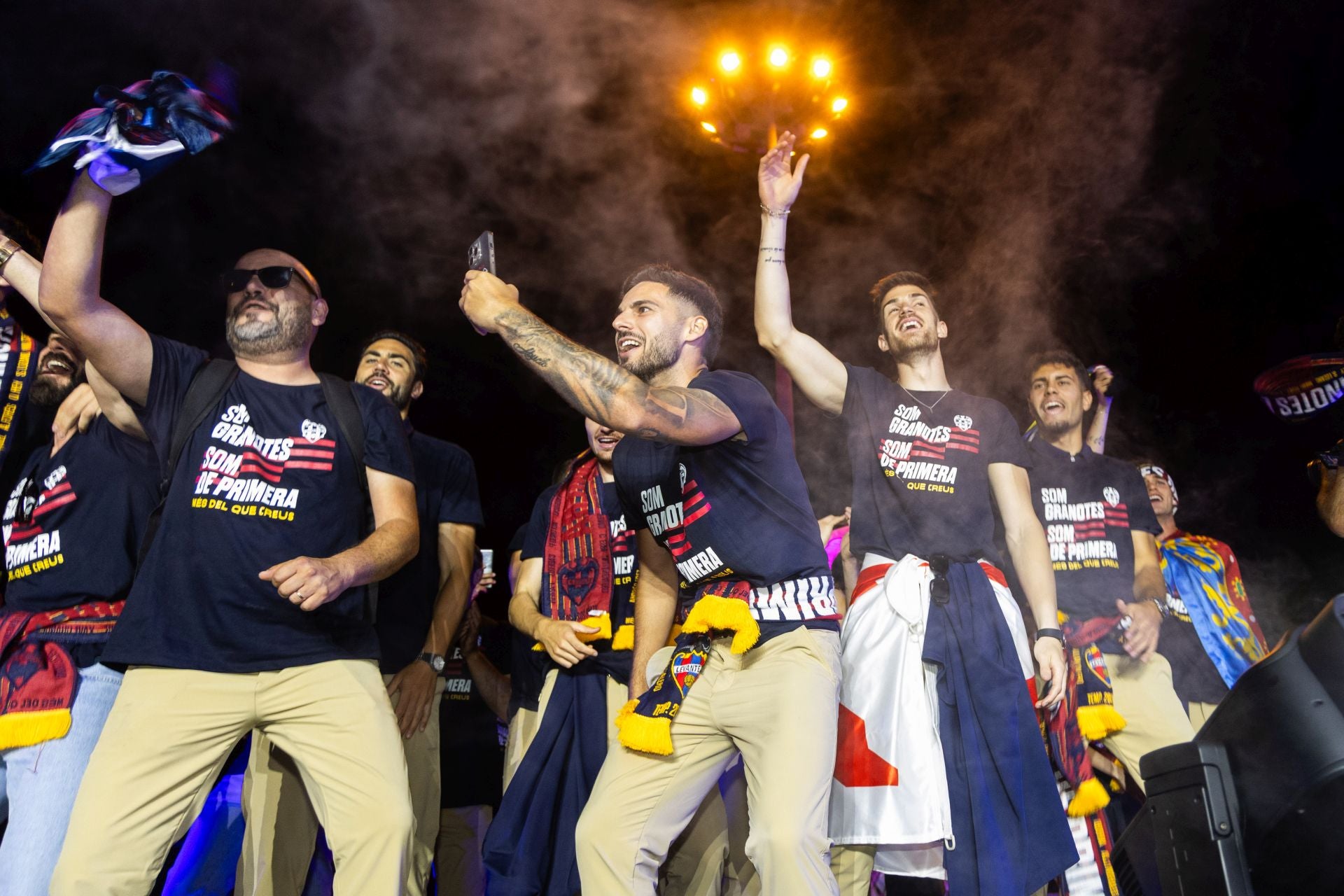 La rúa de celebración del ascenso del Levante, en imágenes