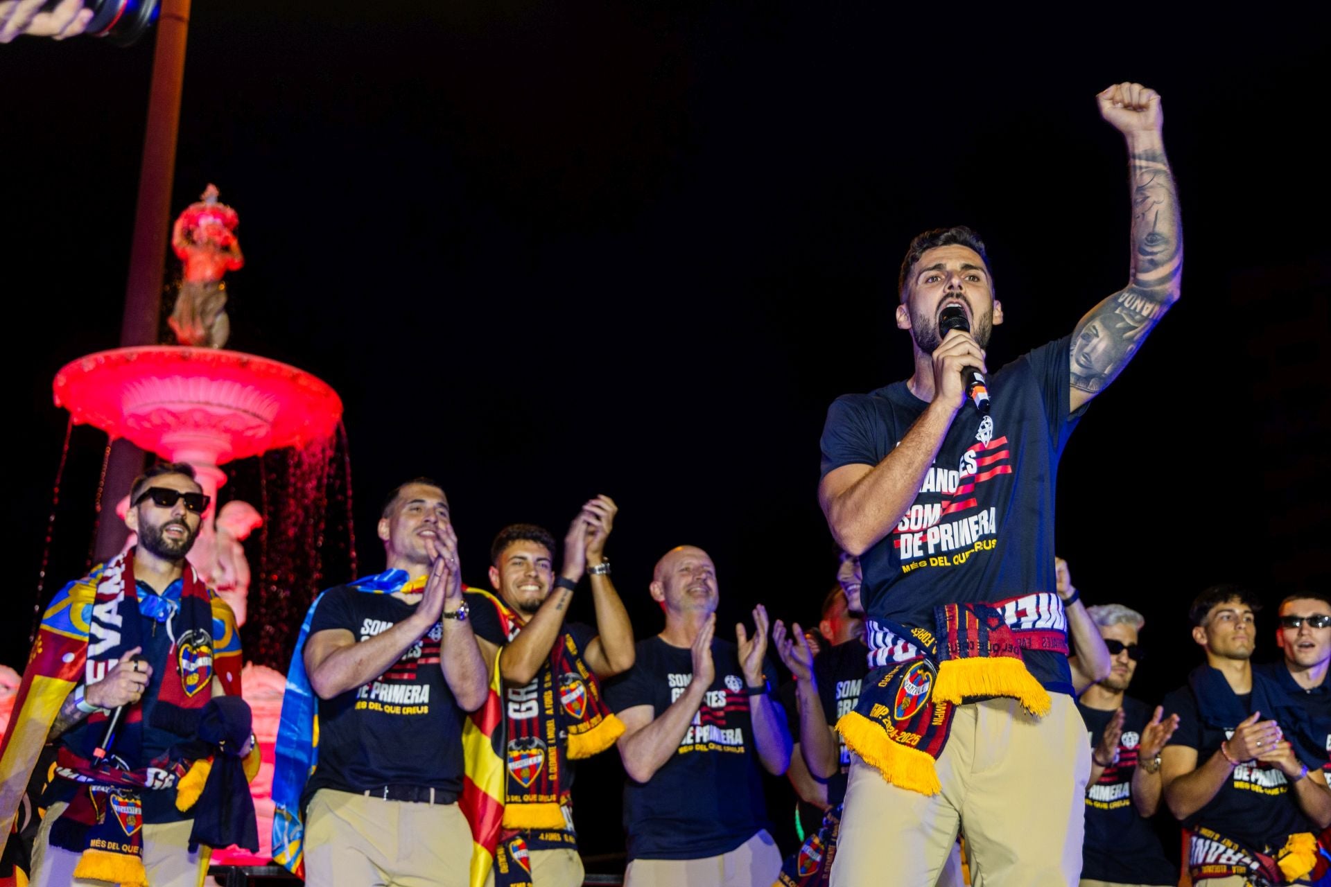 La rúa de celebración del ascenso del Levante, en imágenes