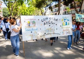 Pancarta de cabecera, que se rescató del Ceip Orba tras la riada.