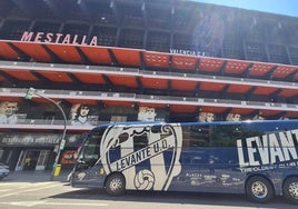 El autobús del Levante, aparcado en la puerta de Mestalla.