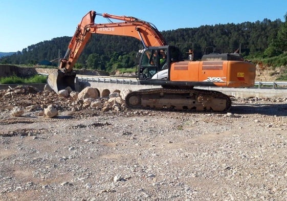 Maquinaria utilizada para las tareas de limpieza en el Magro en Hortunas.