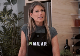 Maribel Vilaplana, portavoz del Levante UD, prepara una borreta alcoyana junto al chef Rubén Fenollar