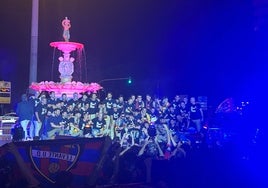 Los jugadores del Levante, durante la celebración en la Fuente de las Cuatro Estaciones.