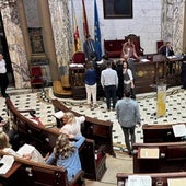 Varios concejales acuden a hablar con el secretario municipal mientras Catalá decreta el receso.