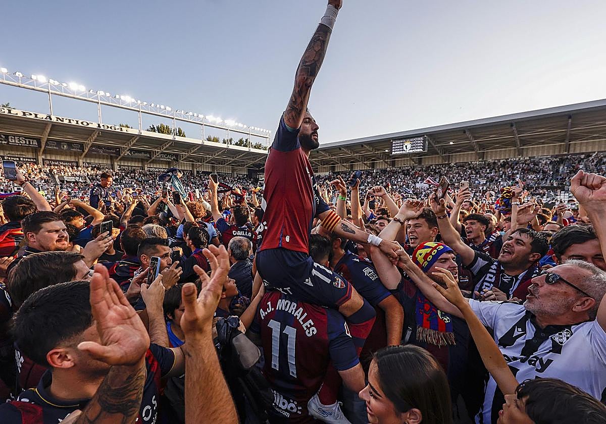 Morales, a hombros de un aficionado, celebra el ascenso a Primera División.