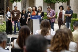 Los representantes de las asocaciaciones de víctimas de la dana atendiendo a los medios comunicaicón.