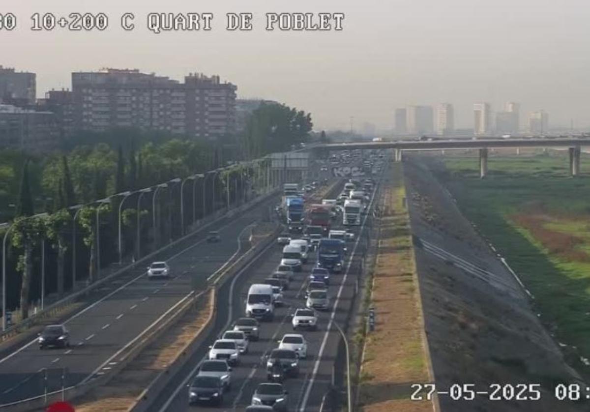 Atasco de este martes en la V30 visto por las cámaras de la DGT.