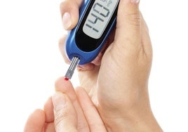 Las personas diabéticas deben controlar constantemente sus niveles de glucosa.