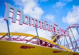 Una montaña rusa en Pola Park, el parque de atracciones infantil de Santa Pola.