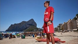 Un socorrista en el litoral calpino.