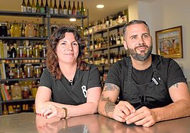 Julia Dewald y Álex Sánchez, apostados en la barra de Barbaric, premiados por LAS PROVINCIAS