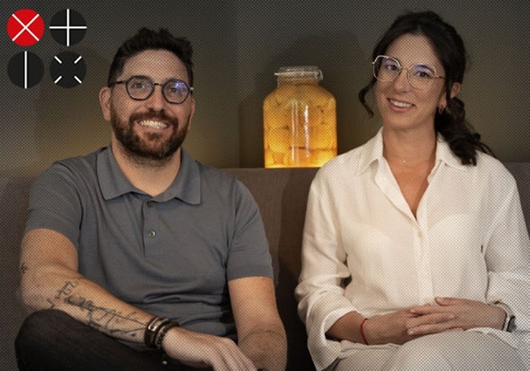 Germán y Carito se miran, sentados en La Oficina, su último restaurante.