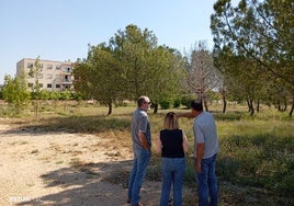 José Luis, Neus y Pedro, en la zona donde la entidad vecinal reclama un talud.