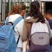 Estudiantes a la entrada de un centro educativo, en una imagen de archivo.