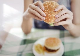 Para controlar los antojos hay que prestar atención a lo que comes y cómo influye en tus hormonas.