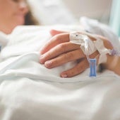 Una mujer ingresa en el hospital.