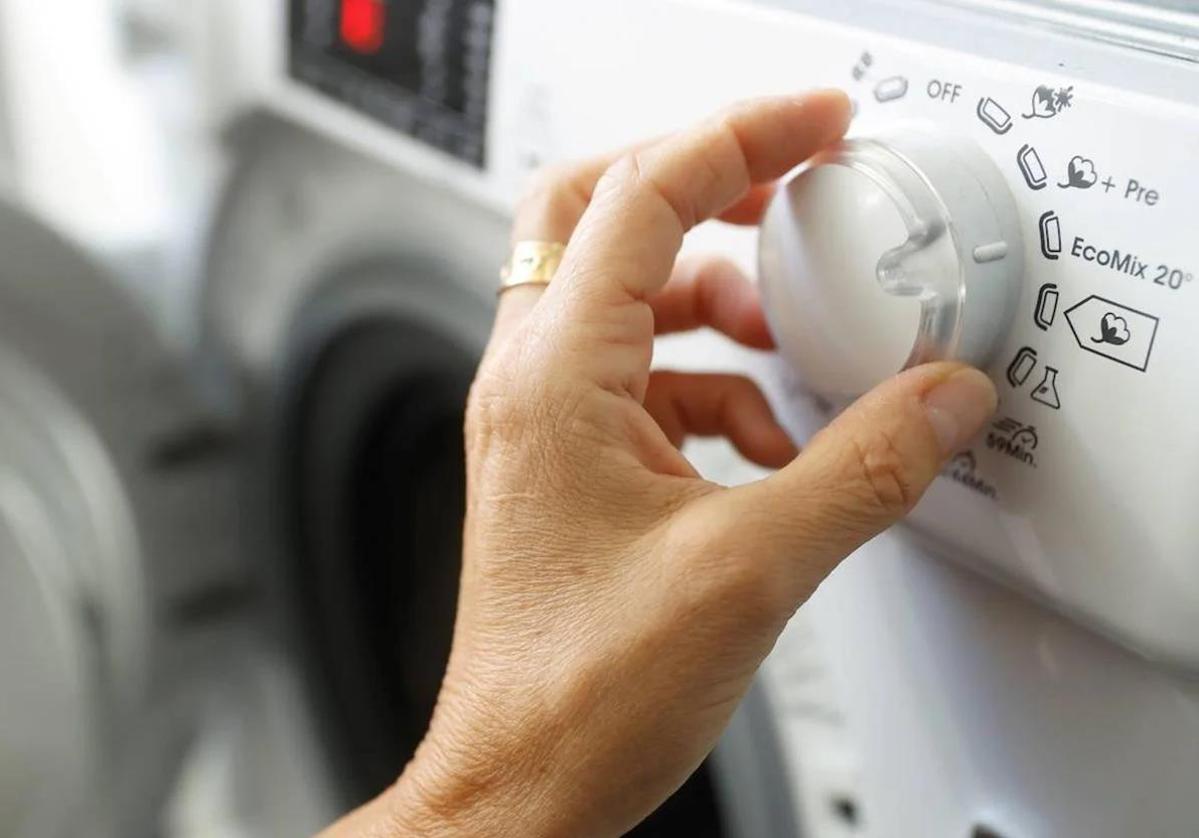 Comprobar la hora antes de encender los electrodomésticos puede hacer que ahorres en la factura de la luz.